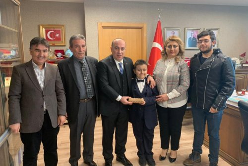 4 AYDA 1043 KİTAP OKUYAN REKORTMEN ÇOCUKTAN İZZET ULVİ YÖNTER'E ZİYARET