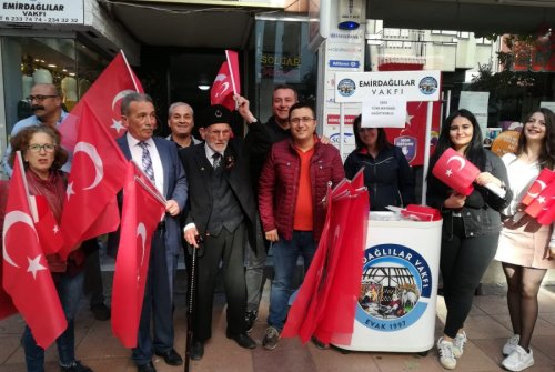 EMİRDAĞLILAR VAKFI 29 EKİMDE 1923 ADET BAYRAK DAĞITTI