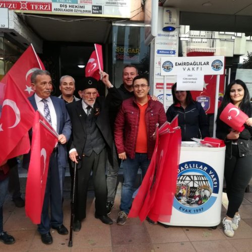 EMİRDAĞLILAR VAKFI 29 EKİMDE 1923 ADET BAYRAK DAĞITTI